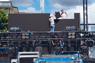 如何調(diào)節(jié)LED顯示屏幕亮度？