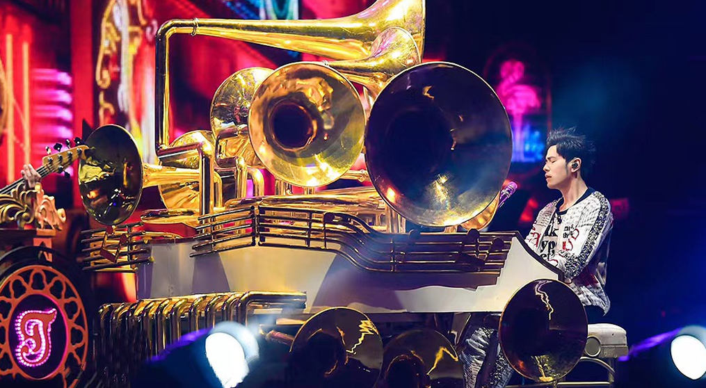 悟空體育透明屏和熒光棒系列產(chǎn)品亮相2022周杰倫新加坡演唱會